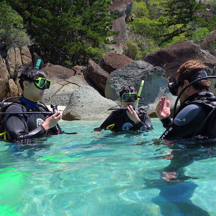 Dive Instructor with 2 students in Blue Pearl Bay Whitsundays